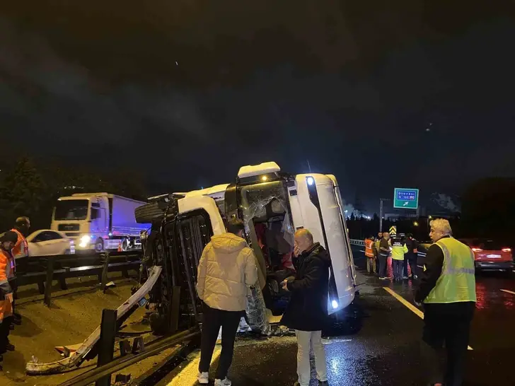 TEM’de Tır Devrildi: Yola Saçılan Granül Kazada 1 Kişi Yaralandı