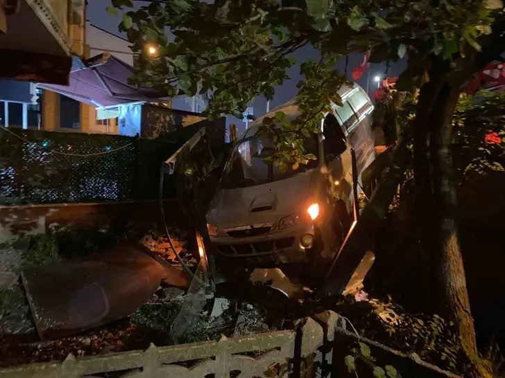 Virajda Çarpışan Araçlardan Panelvan Evin Bahçesine Girdi: 1 Yaralı