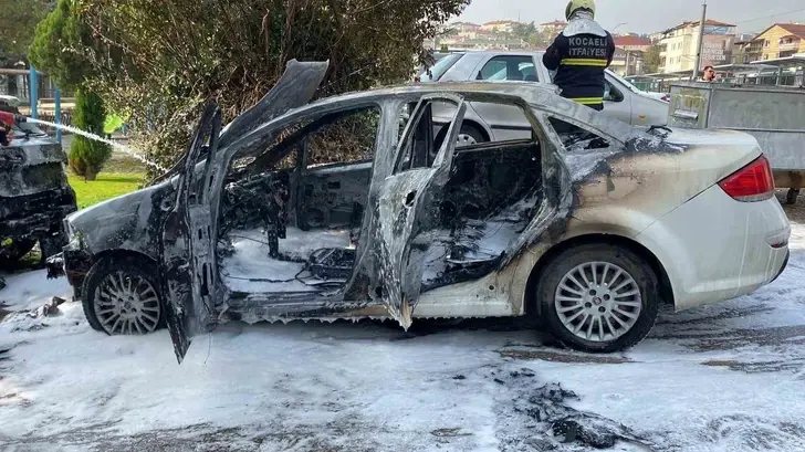 Yakıt Alımı Sonrası Otomobilde Yangın: 2 Araç Küle Döndü