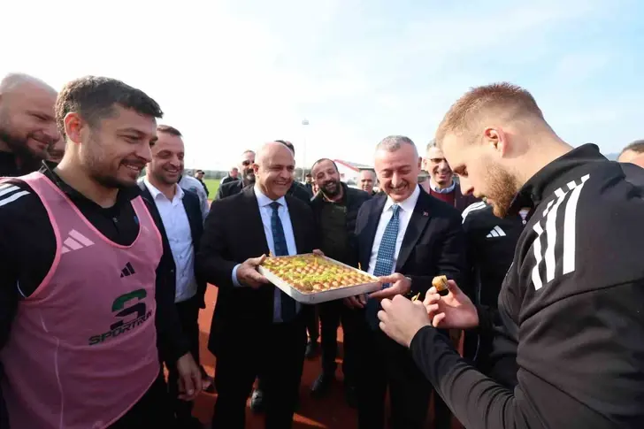 Kocaelispor’a Kasımpaşa Maçı Öncesi Baklava İkramı ile Moral Desteği