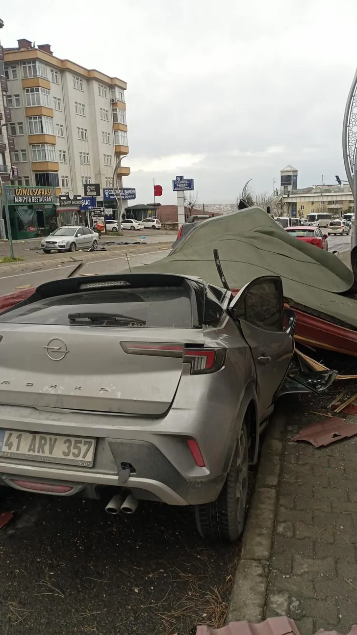 GEBZE’DE ŞİDDETLİ FIRTINA HAYATI OLUMSUZ ETKİLEDİ