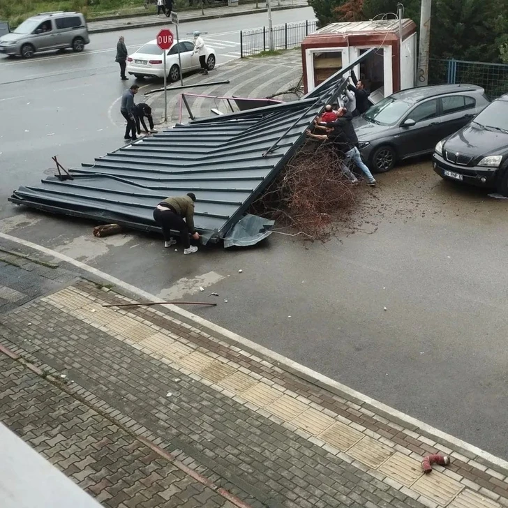 GEBZE’DE ŞİDDETLİ FIRTINA HAYATI OLUMSUZ ETKİLEDİ
