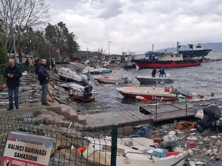 GEBZE’DE ŞİDDETLİ FIRTINA HAYATI OLUMSUZ ETKİLEDİ