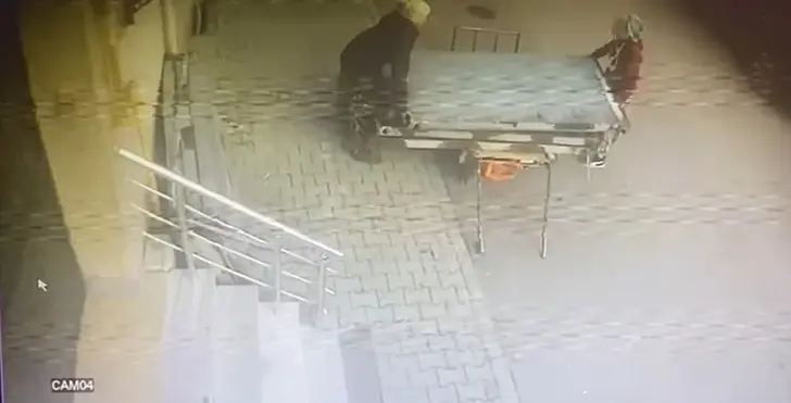 Güpegündüz Hırsızlık: İki Kadın Çekçekle Dev Panelleri Çaldı