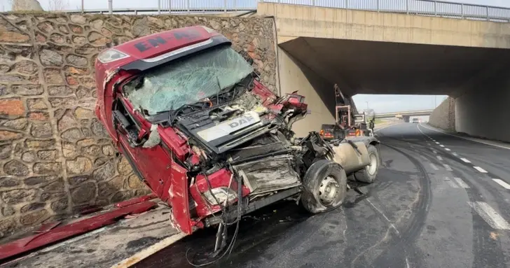 Kocaeli’de İstinat Duvarına Çarpan Tır Sürücüsü Ağır Yaralandı – Kaza Detayları ve Güncel Durum