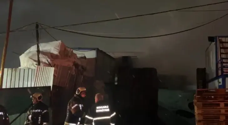 Kocaeli’de Palet Deposunda Çıkan Yangın Kontrol Altına Alındı