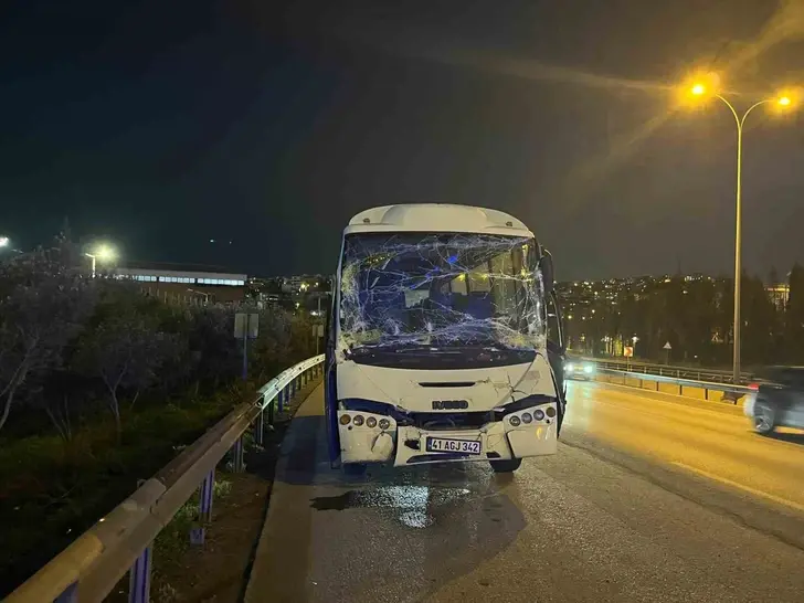 Kocaeli’de Servis Minibüsü ile Tır Çarpıştı: 6 Kişi Yaralandı