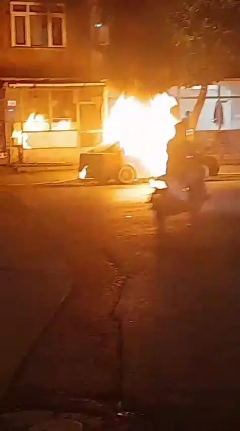 Park Halindeki Otomobil Kundaklandı İddiası: Sahibinin Aracı Yaktığı Öne Sürüldü