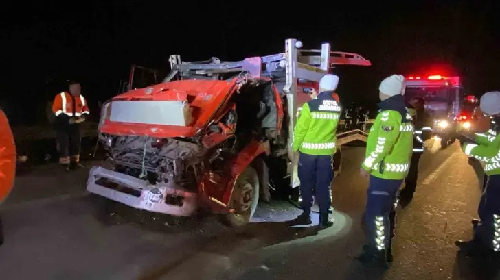 TEM Otoyolu’nda Vinç Destekli Kurtarma Operasyonu: Araç Sürücüsü Tır ile Kendi Aracı Arasında Sıkıştı