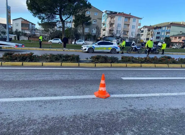 Trafik Polisine Çarpan Motosikletli: Çevirmeden Kaçmaya Çalıştı