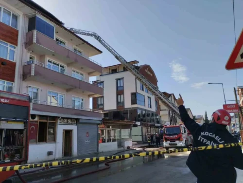 Çatı Katında Çıkan Yangın Korku Dolu Anlar Yaşattı