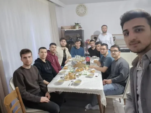 DİN GÖREVLİLERİNDEN ANLAMLI İFTAR