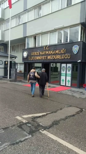 Dolandırıcılıktan Aranan Şüpheli Bastonuyla Emniyete Götürüldü