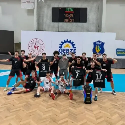 Gölcük Belediyespor Genç Erkek Voleybol Takımı Üçüncü Kez Üst Üste Şampiyon Oldu