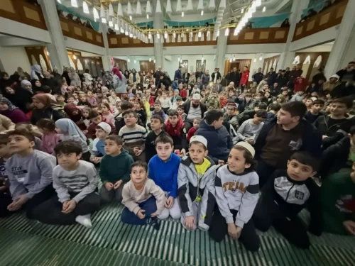Gölcük’te Çocuklar Ramazan Coşkusunu Camilerde Geleneksel Etkinliklerle Yaşıyor