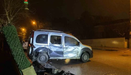 Kocaeli’de Zincirleme Trafik Kazası: Sürücü Olay Yerinden Kaçtı, 1 Kişi Yaralandı