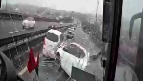 8 Kişinin Yaralandığı Trafik Kazası Güvenlik Kamerasında Görüntülendi