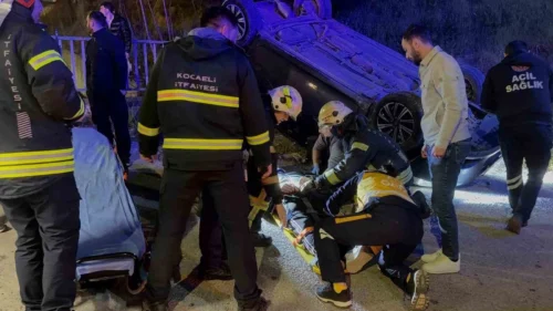 Kaza Yapan Otomobilde 2 Kişi Yaralandı, Kaçan Sürücü Aranıyor
