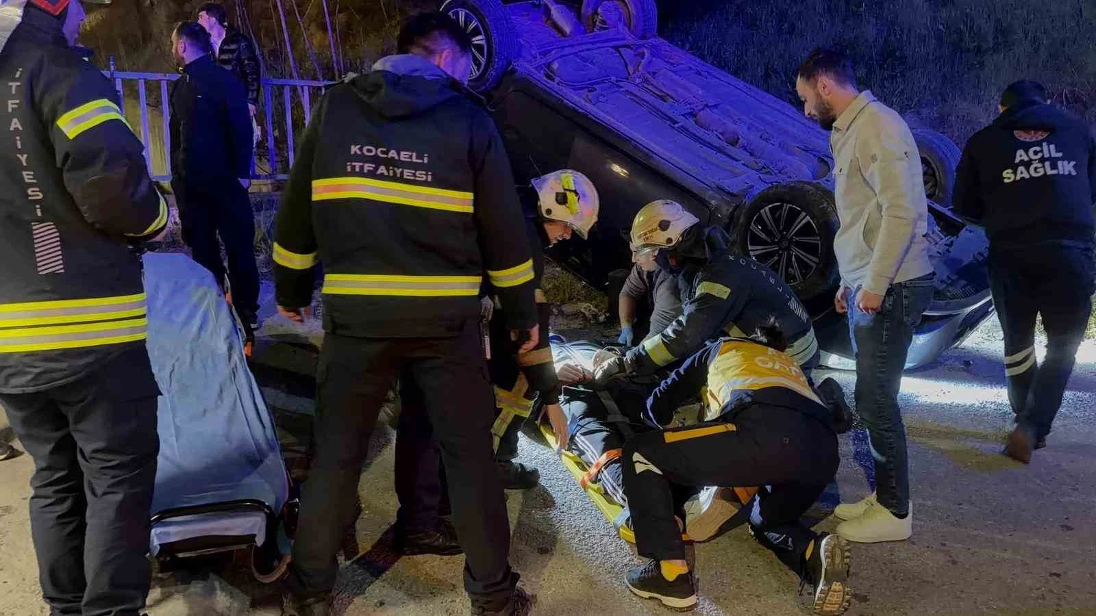 Kaza Yapan Otomobilde 2 Kişi Yaralandı, Kaçan Sürücü Aranıyor