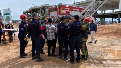Kocaeli İzmit’te İnşaat Kazası: Beton Perdah Makinesi İşçiyi Ağır Yaraladı, İtfaiye Kurtardı