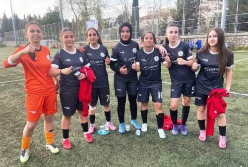 Körfez Gençlerbirliği Kız Futbol Takımları U15 ve U13’te Çifte Zaferle Zirveye Yürüyor