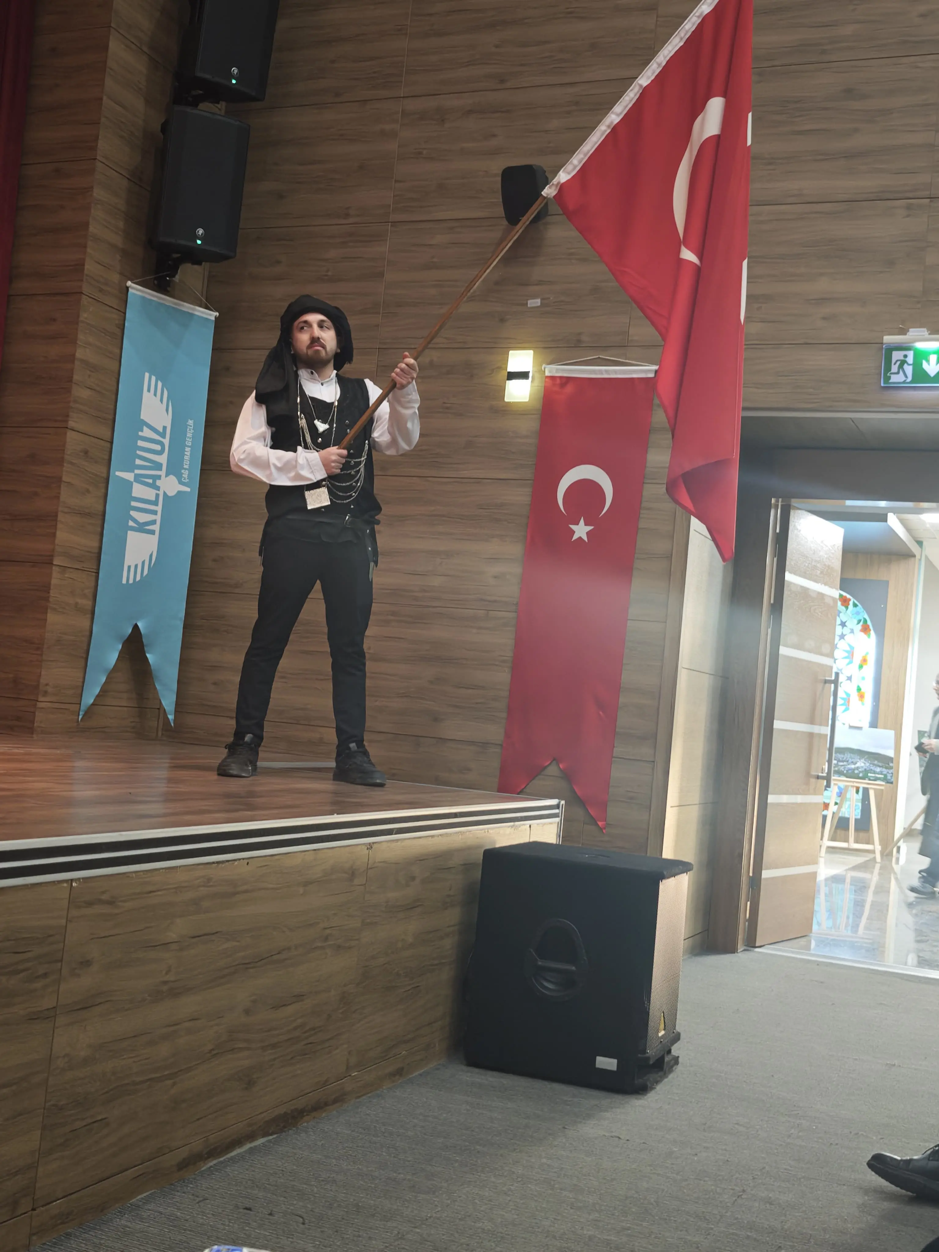 ŞEHİTLER İÇİN DUYGUSAL GECE