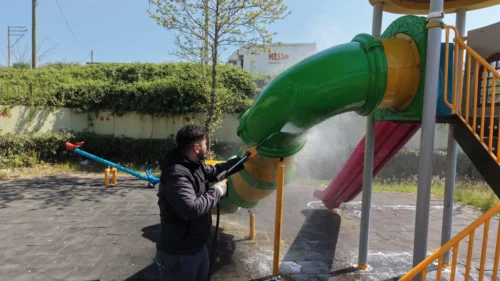 Çayırova Belediyesi Park Oyun Gruplarını Detaylı Temizliyor