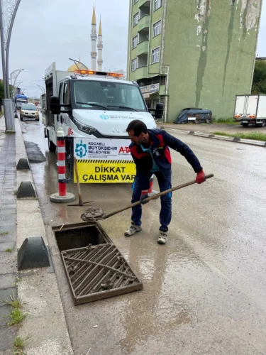 Kocaeli Büyükşehir’den Yağışlara Karşı Kapsamlı Mazgal Temizliği: Su Birikintilerine Geçit Yok