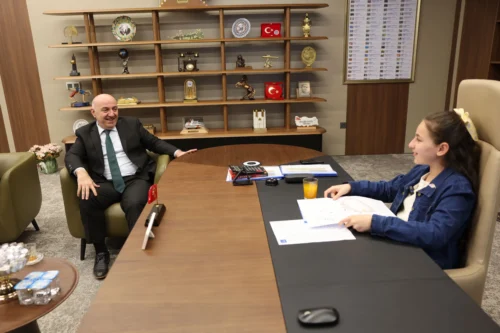 Darıca’da 23 Nisan Coşkusu: Başkan Bıyık, Makamını Geleceğin Başkanlarına Devretti