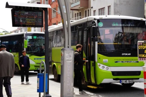 Kocaeli Büyükşehir Toplu Taşımada Dijital Konforu 110 YBS Ekranıyla Artırıyor