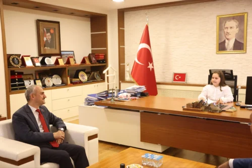 Çayırova Belediyesi’nde 23 Nisan Coşkusu: Başkan Çiftçi Koltuğunu Hira Aydın’a Devretti