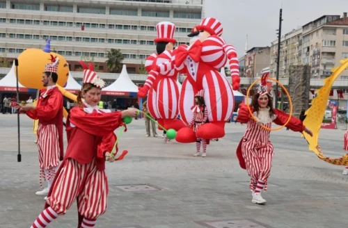 23 Nisan Coşkusu İzmit Milli İrade Meydanı’nda Başladı: Bi Dünya Eğlence!