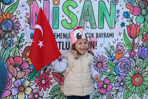 23 Nisan İzmit Milli İrade Meydanı’nda Kırmızı Beyaz Çocuk Coşkusu
