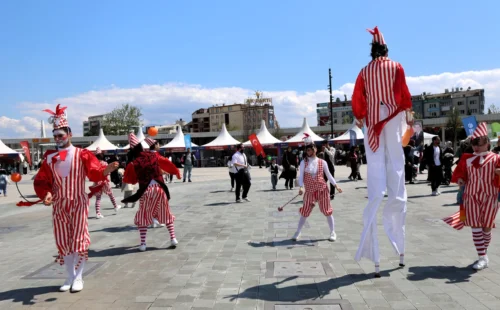 “Bi Dünya Eğlence” İzmit’te Devam Ediyor: Çocuk Şenliği Hafta Sonu Milli İrade Meydanı’nda