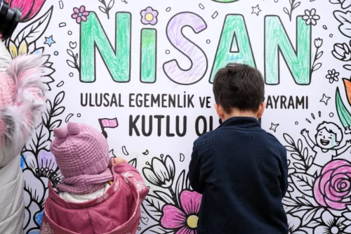23 Nisan Kocaeli Çocuk Şenliği’nde Dev Boyama Küpü: Hayaller Birleşti