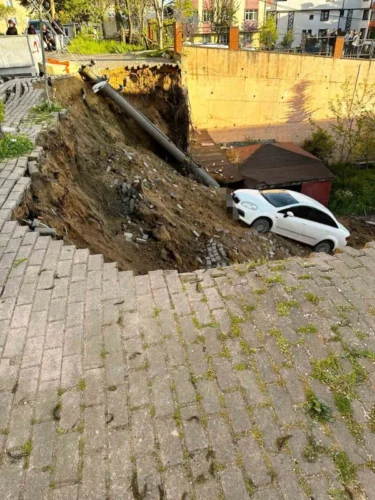 Kocaeli Çayırova’da İstinat Duvarı Çöktü: Otomobil Okul Bahçesine Sürüklendi