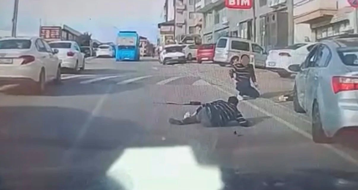 Çayırova’da Uyuyakalan Sürücü Kaldırımdaki 3 Yayaya Çarptı: Kaza Anı Kamerada