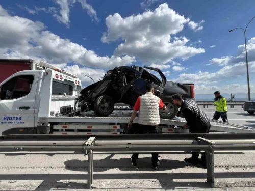 Kocaeli TEM Otoyolu’nda Korkunç Kaza: Otomobil Yön Levhasına Saplandı, Sürücü Yaralı, Trafik Aksadı