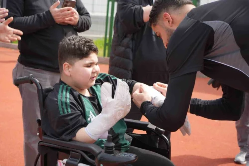 Kocaelispor, DMD Hastası Taraftarı Eray Kıvanç Demir’i Antrenmanda Ağırladı