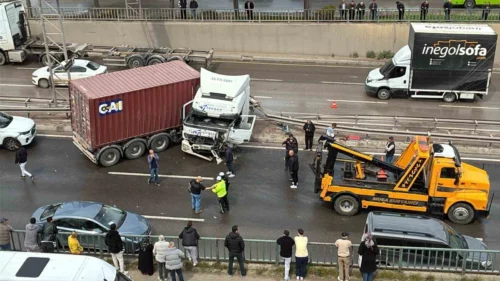 Derince D-100’de Tır Kazası: Kocaeli’de Kilometrelerce Trafik Kuyruğu