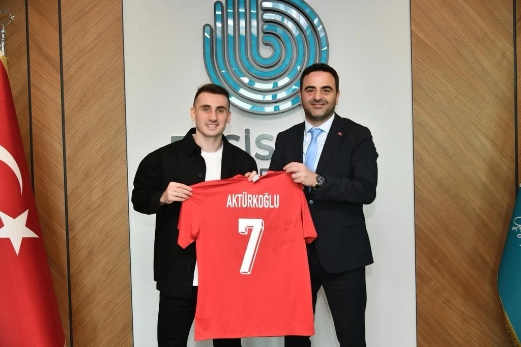 Kerem Aktürkoğlu’ndan Başiskele Belediye Başkanı Özlü’ye Dünya Kupası Forması Hediyesi