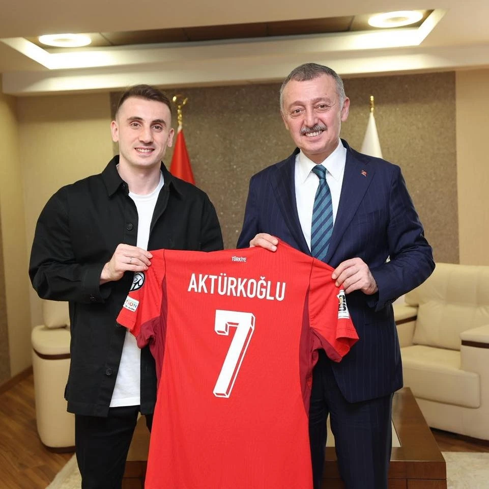 BÜYÜKAKIN’A AY-YILDIZLI JEST!