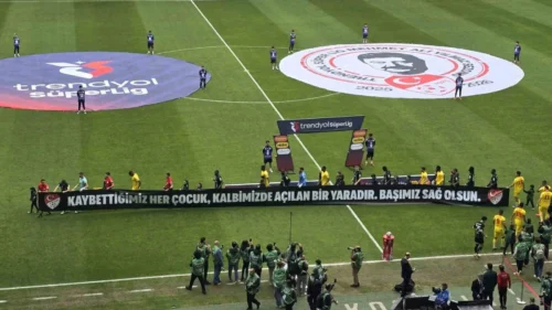 Süper Lig’de Okul Saldırısı Kurbanlarına Kocaelispor ve Göztepe’den Saygı Duruşu