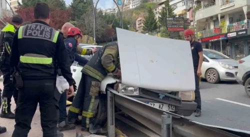 Kocaeli İzmit Santral Rampasında Freni Tutmayan Otomobil Bariyerlere Çarptı