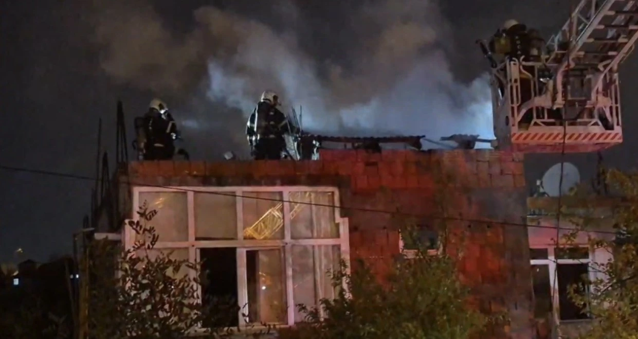 Kocaeli Çayırova’da Çatı Yangını Söndürüldü: Paniğe Neden Oldu