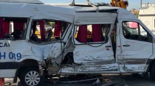 Kocaeli Çayırova’da İşçi Servisi ile Tır Çarpıştı: 8 Yaralı