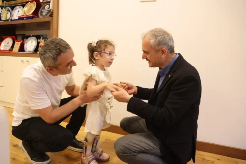 Çayırova Belediye Başkanı Bünyamin Çiftçi’den Serebral Palsi Hastası Minik Lina’ya Destek