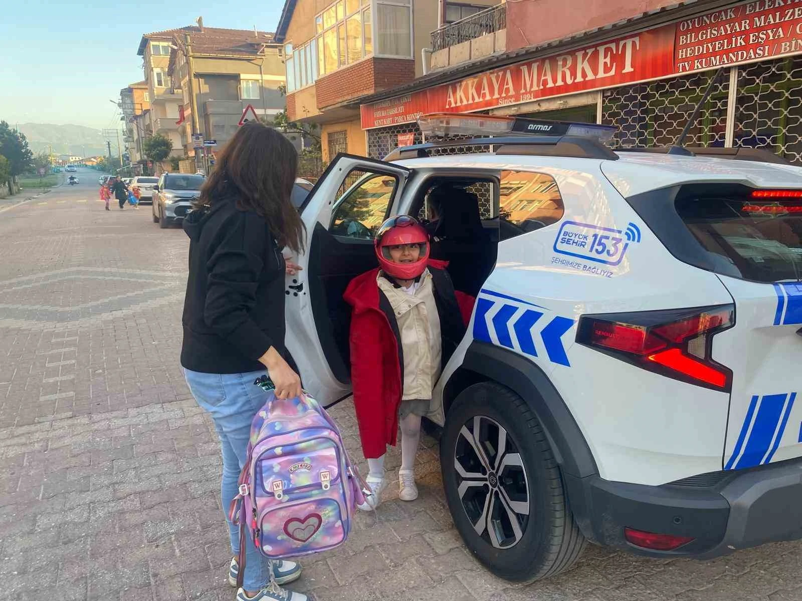 Kocaeli Zabıtasından Vatandaşlara Kaza ve Akü Takviyesi Desteği