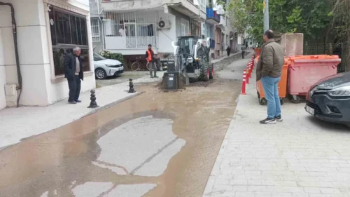 Karamürsel’de İş Makinesi Ana Su Borusunu Patlattı: Sokak Sular Altında Kaldı