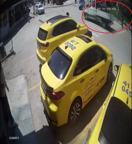İzmit’te Görme Engelliye Yaya Geçidinde Yol Vermediler: Tehlikeli Anlar Kamerada